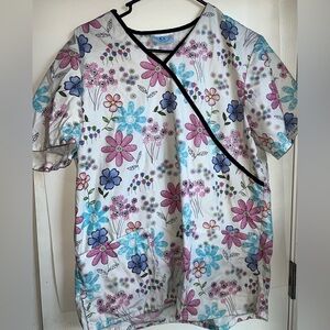 Women’s Medium Floral Scrubs 2 Pockets